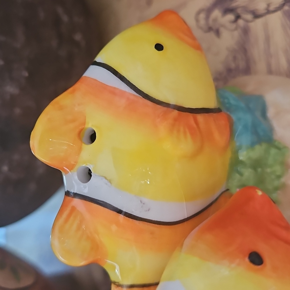 Colorful Fish Ceramic Shaker Set. - Picture 3 of 6